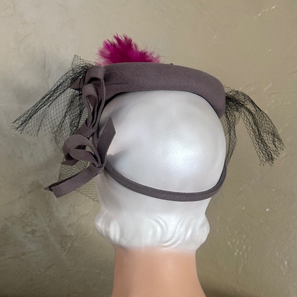 WONDROUS 1940s\' TAUPE FELT TILT HAT + MULTICOLORED STUDS, FEATHER & VEIL main image 12